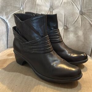 Women’s Clarks Bendables Black Leather Booties sz 8.5 leather side zip shoes